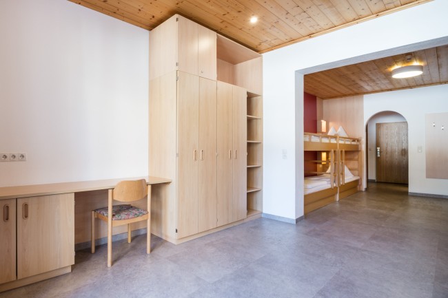 Genügend Stauraum für jeden Gast im Jugendzimmer